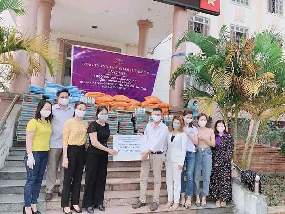 Huyền Phi Cosmetic trao tặng hàng nghìn chai xịt khuẩn cho UBND huyện Lộc Hà (Hà Tĩnh)